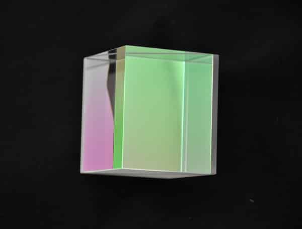 Cube séparateur. réalisé à l’aide de notre Goniomètre Interférométrique. Photonique. Optique de précision. OTéO Optics